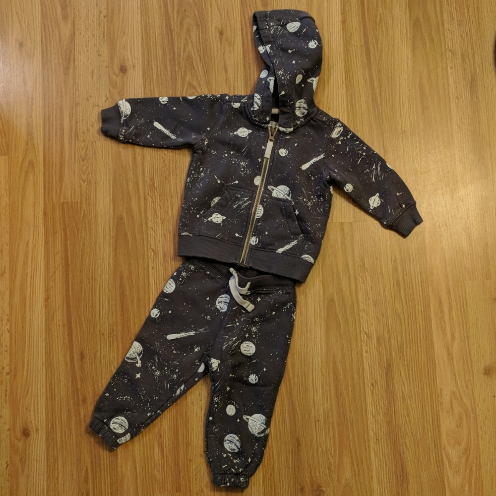 Carter's gray space sweatsuit 12mo like new, GLOWS